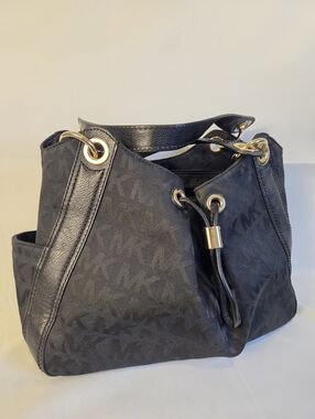 Michael Kors Ludlow Jet Set Drawstring Shoulder Bag Black MK Logo Gold Monogram